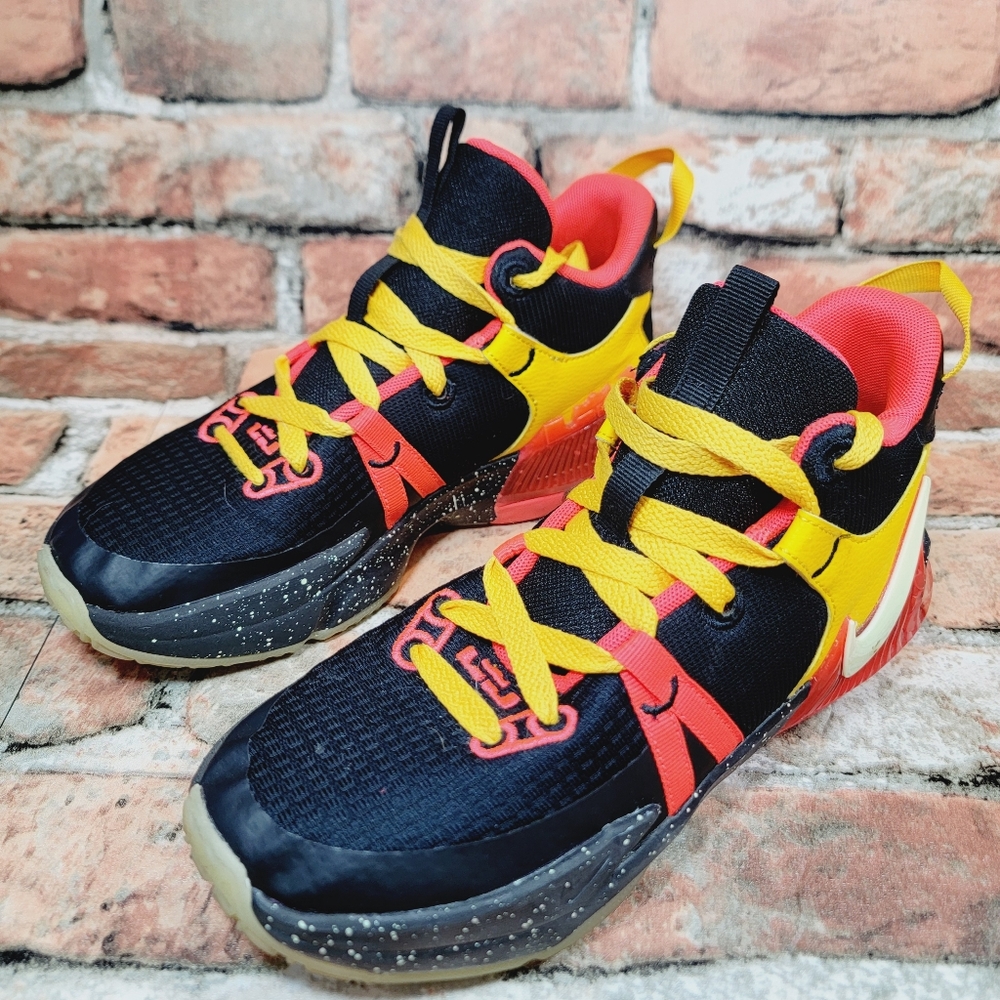 Nike LeBron Witness 7 GS 'Black Bright Crimson Speckled Kids Sneakers Size 6.5Y